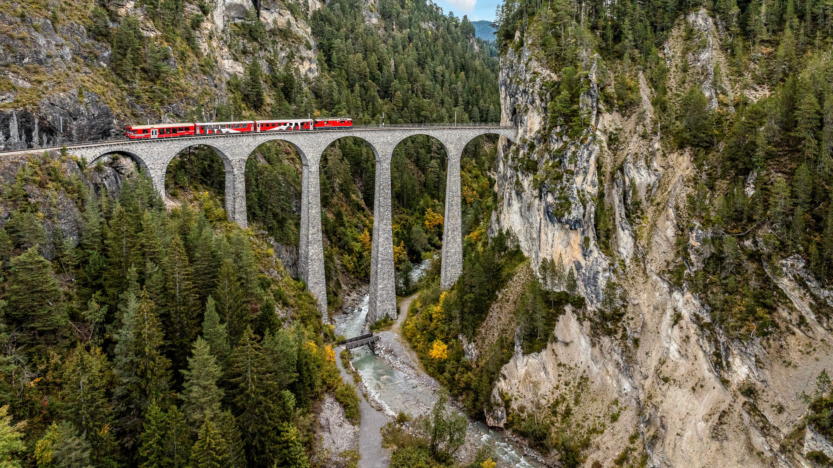 一二三四五六橋と川の流れる方へとまっすぐ BONDラック ラントヴァッサー高架橋 | スイス政府観光局